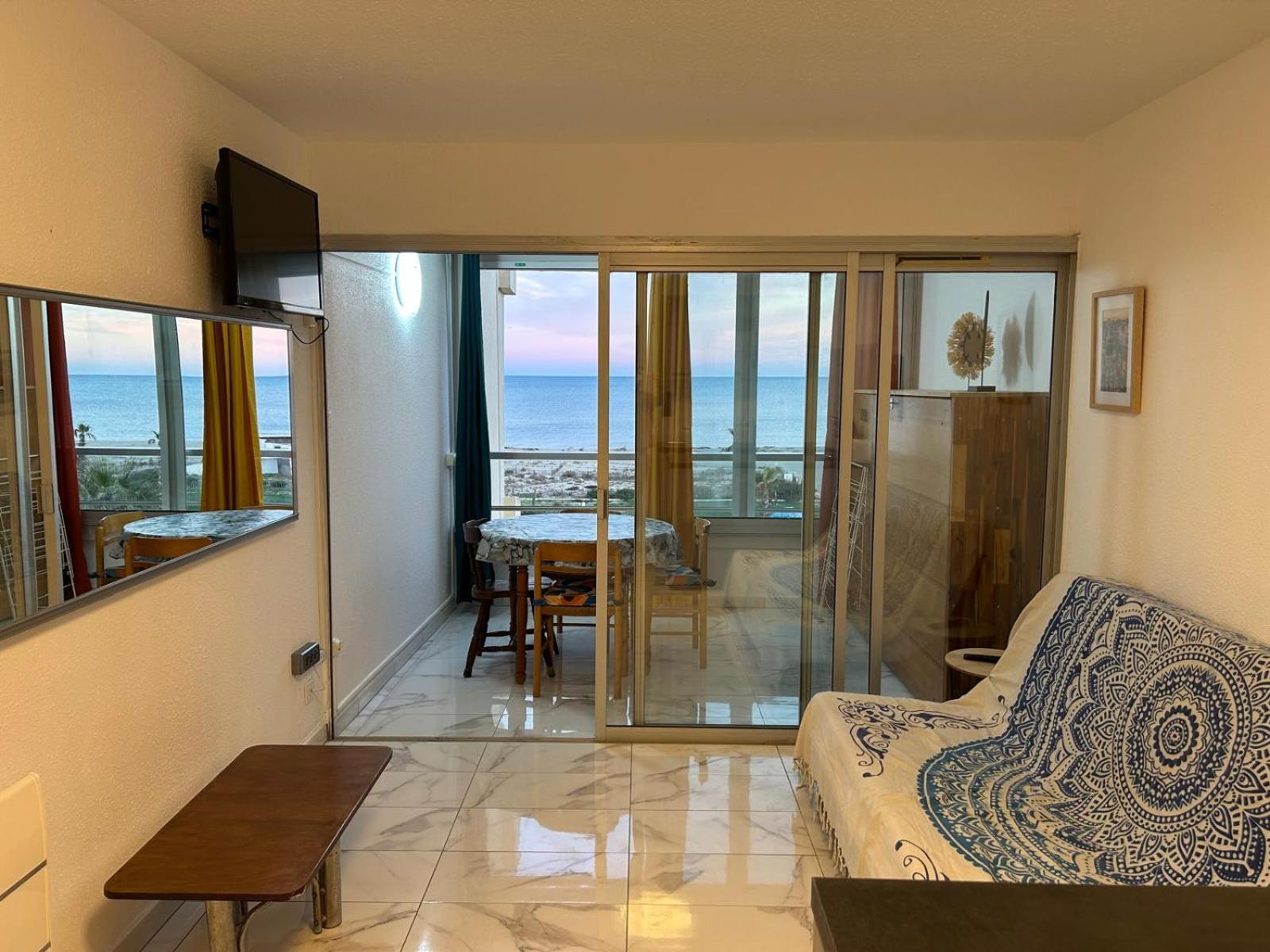 Entierement Renove En Bord De Avec Vue Imprenable Et Parking Prive